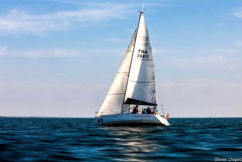 Barco de vela navegando en el mar en el surfcamp france