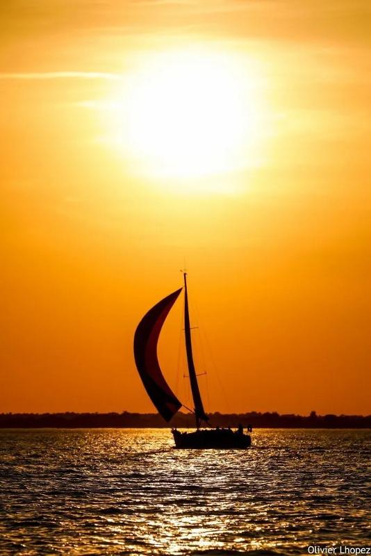Atardecer desde el mar en un barco del vela en el surf camp francia 