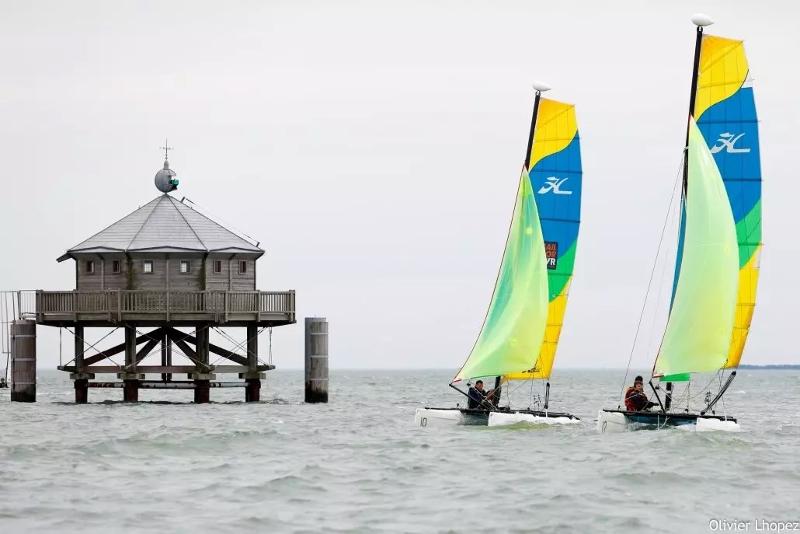 Actividades de windsurf en el mar en el surfcamp france
