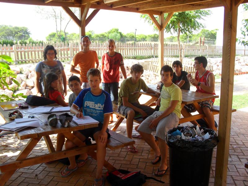 jóvenes participantes del campamento verano Cantabria en las clases de inglés