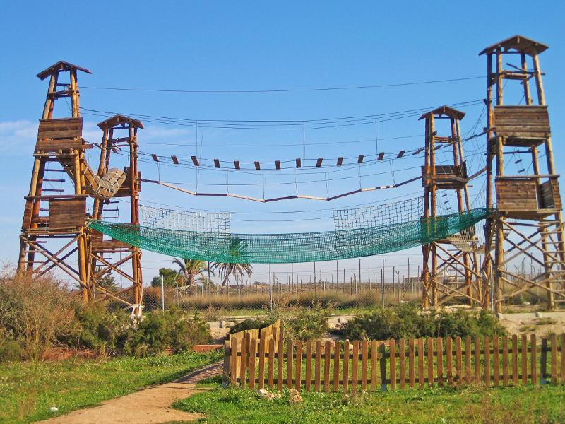 Parque multiaventura para que los niños realicen los juegos del campamento de verano en Alicante