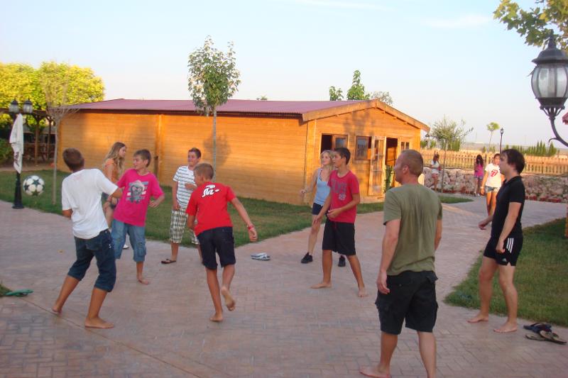 niños del campamento de baloncesto en Alicante haciendo juegos en los tiempos libres