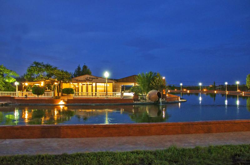Visión nocturna del lago del campamento de verano en alicante