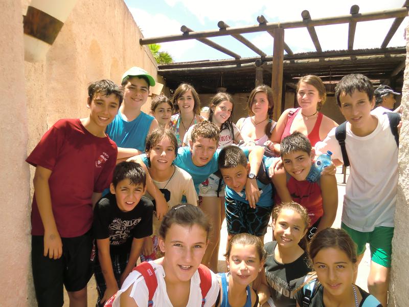 Participantes del campamento de verano en bicicleta contentos después de la ruta en bicicleta por la montaña