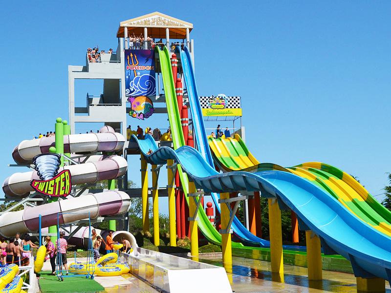 Toboganes del parque de atracciones acuáticos para que los jóvenes disfruten del campamento de verano en alicante