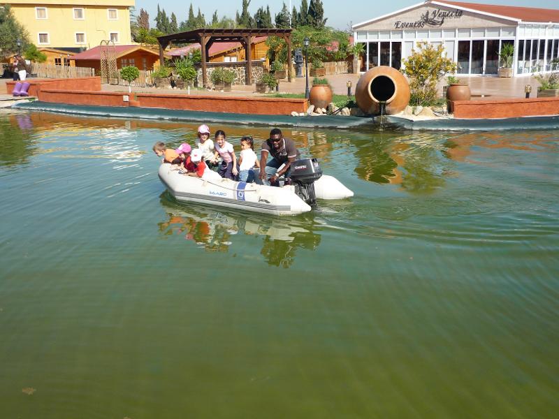 Niños en la barca del río del campamento de verano en alicante dando un paseo por la naturaleza