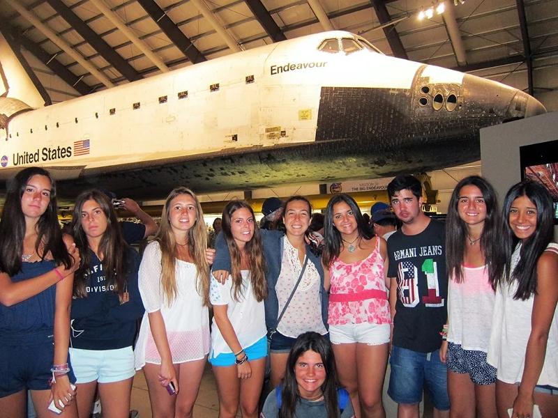 Niños posando para una foto durante una excursión en un curso de idiomas en eeuu