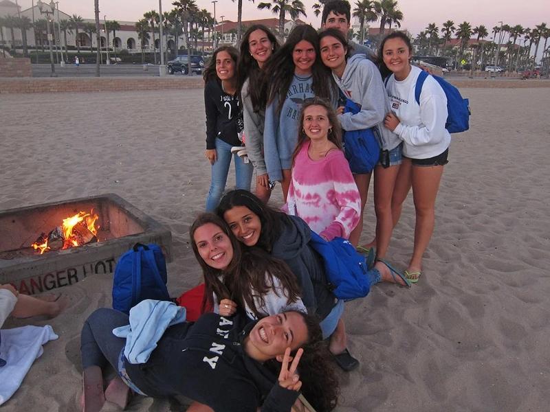 Grupo de jóvenes en la playa en el curso de ingles canada 