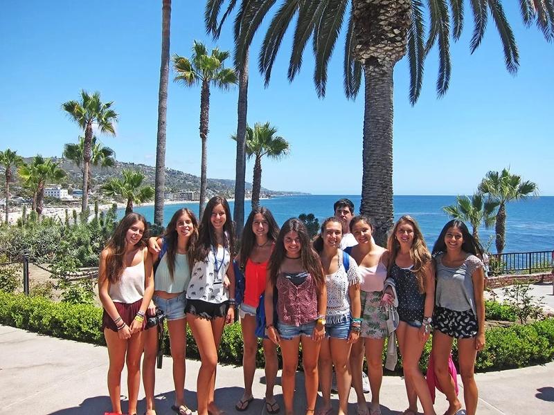 grupo de jóvenes posando para una foto al lado de la playa en el curso ingles en canada 