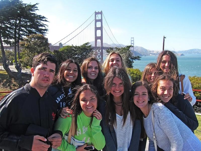 Niños posando con el Golden Gate detrás durante una excursión de un curso de idiomas en eeuu