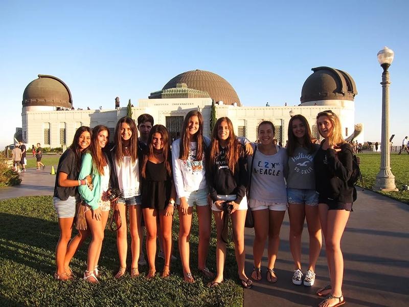 Jóvenes posando para una foto mientras hacen turismo en el curso de ingles canada 