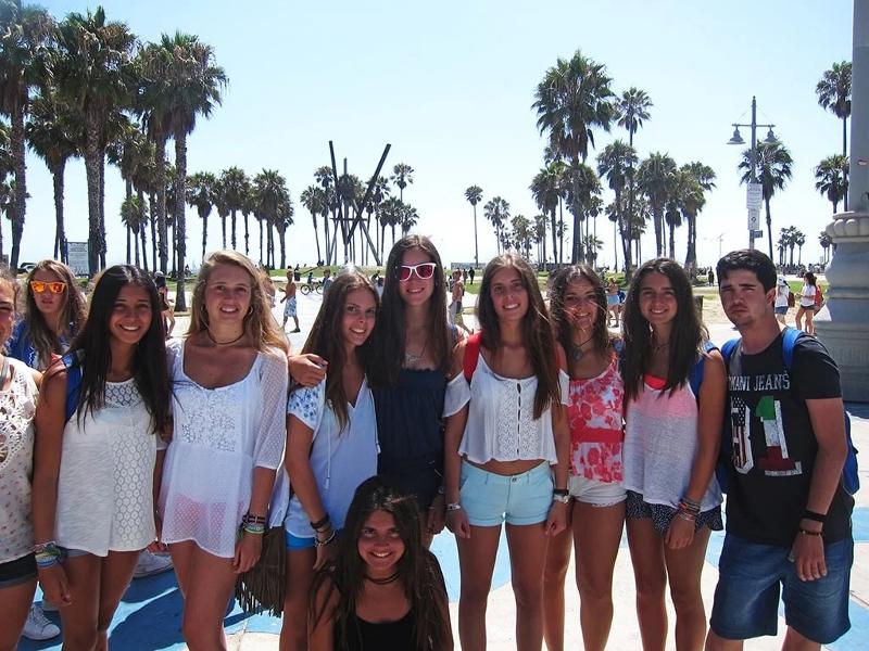 Un grupo de jovenes en Los Ángeles en un curso de ingles en eeuu