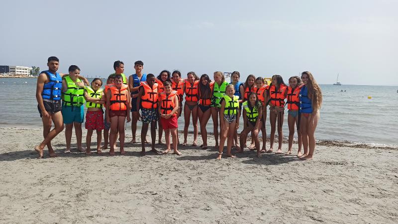 Niños en la playa tras una actividad durante un campamento con traslado Madrid