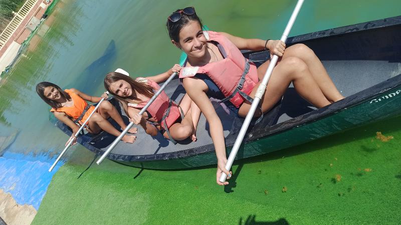Tres chicas en canoa en el curso de ingles en eeuu