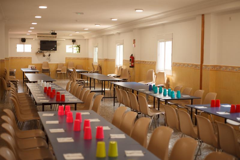 Foto del comer con vasos de colores en el curso de ingles en eeuu