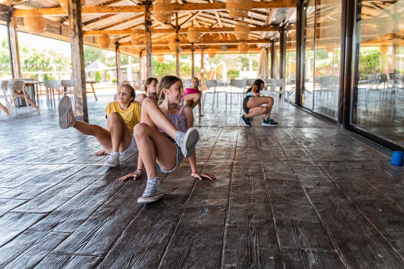 Adolescentes realizando una coreografía en unas vacaciones para jovenes españa