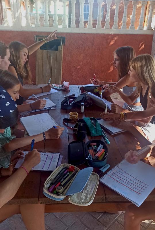 Grupo de chicas haciendo los deberes en el curso de ingles en eeuu