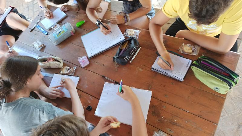 Estudiantes escribiendo en las vacaciones para niños españa 