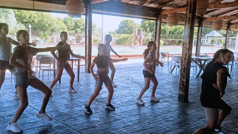 Grupo de chicas practicando un baile en el curso de ingles en eeuu