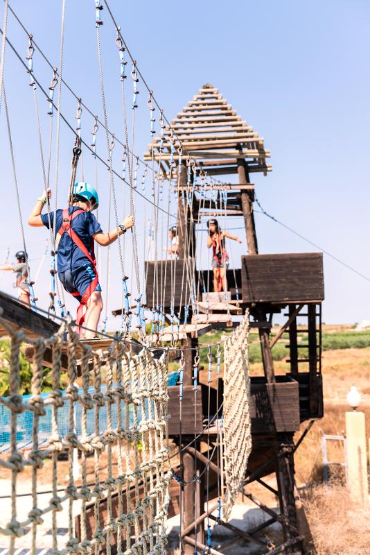 Dos niños haciendo arborismo en un castillo flotante en el curso de ingles en eeuu