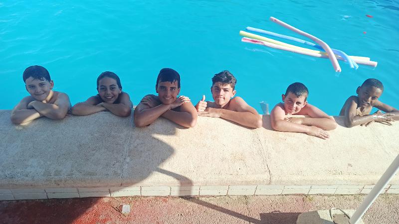 Niños en la piscina en el curso de ingles en eeuu