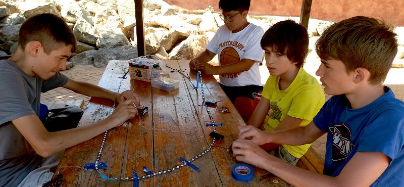 Chicos construyendo un circuito en el campamento verano alicante