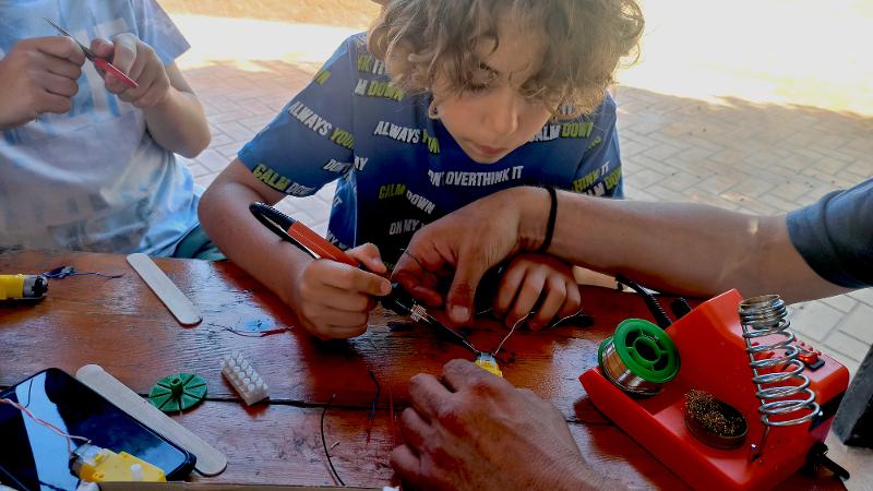 Joven desarrollando un proyecto durante unas vacaciones para jovenes españa