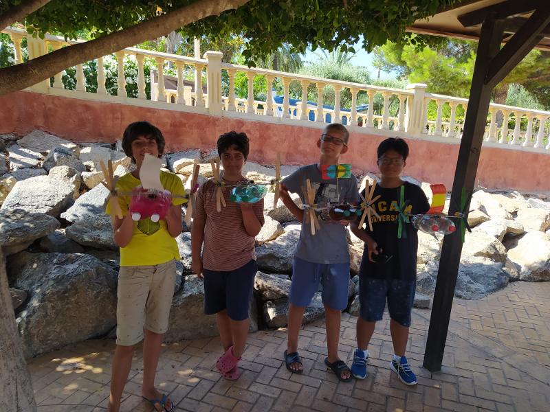Chicos mostrando sus invenciones en el campamento verano alicante