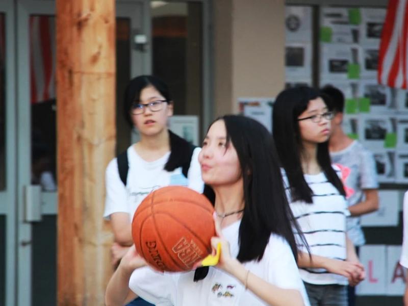 chicas jugando al baloncesto en el curso de frances francia 