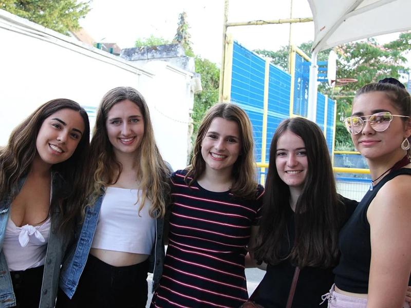Jóvenes posando para una foto para el curso frances francia 