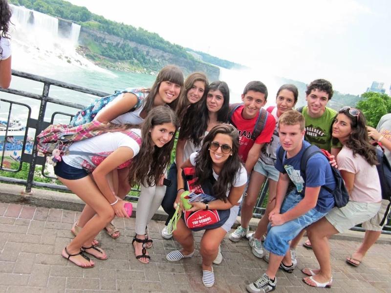Jóvenes posando en las cataratas del Niagara en el curso de ingles en canada 