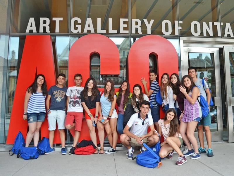 Des jeunes en colonie Canada visites un musée 