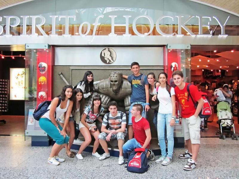 Des jeunes en colonie canada vont faire du hockey 