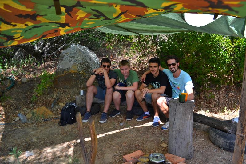 grupo de jóvenes posando en la naturaleza durante el campamento de verano en Cádiz