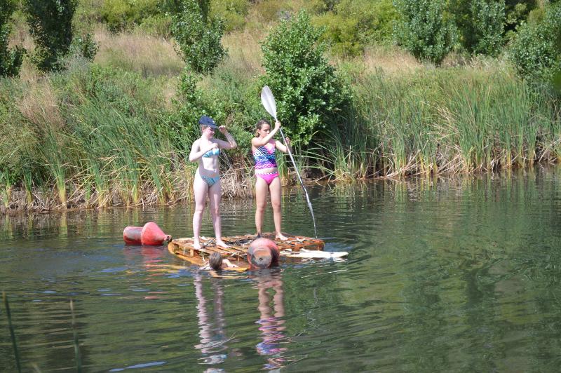 niñas remando una balsa en plena naturaleza durante el campamento de verano en Cádiz