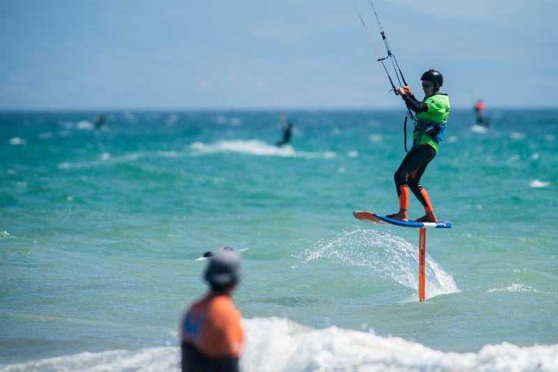 joven practicando kitesurf en la playa durante el campamento de verano en Cádiz