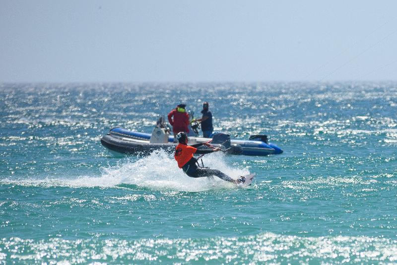 Joven derrapando en el agua junto a una balsa en el campamento de verano en Cádiz