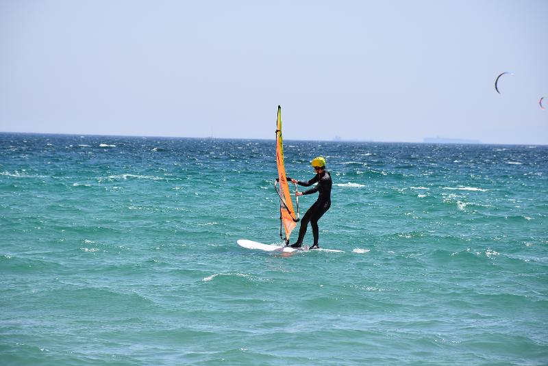 joven practicando kitesurf en las actividades acuáticas del campamento de surf en Francia