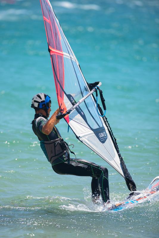 Joven iniciándose en el Windsurf en el campamento de verano en Cádiz
