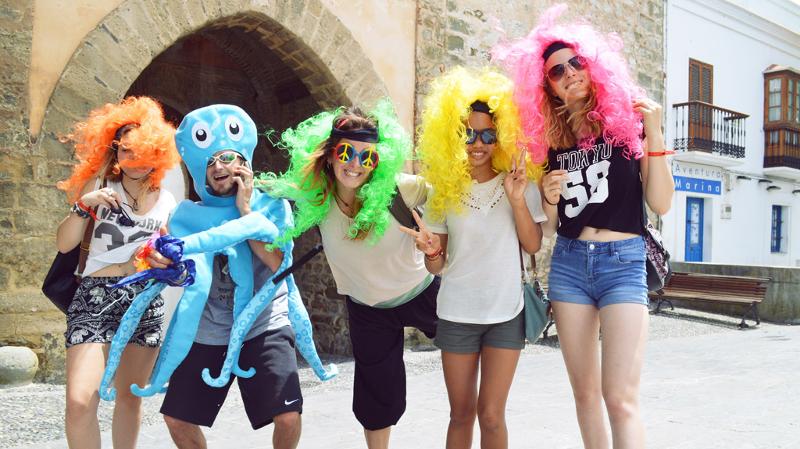 Chicos disfrazados en el campamento de verano en Cádiz