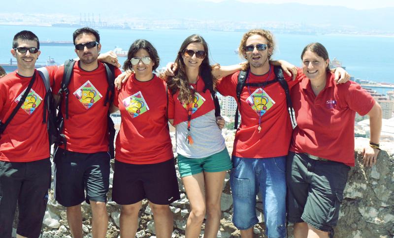 Monitores con camisetas rojas en el campamento de verano en Cádiz