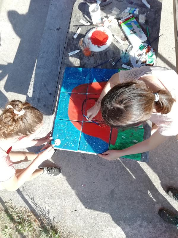 jovenes haciendo actividades de creatividad en el campamento de verano en portugal