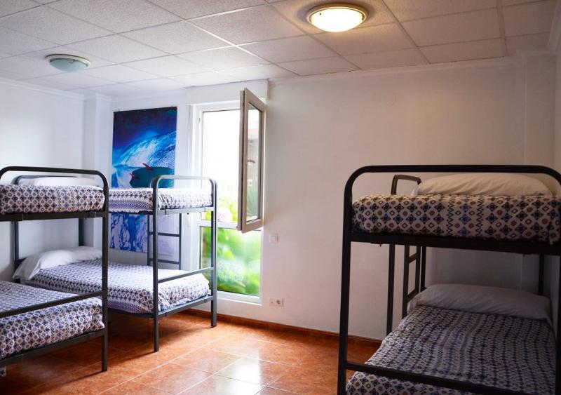 Habitación cuádruple con literas para los jóvenes del campamento de surf en Cantabria