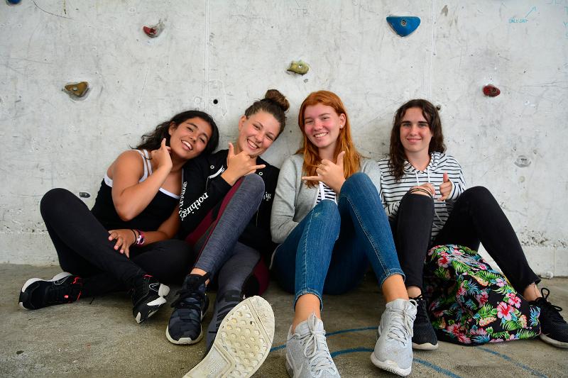 Grupo de jóvenes descansando de los juegos de las excursiones en el campamento de verano en Cantabria