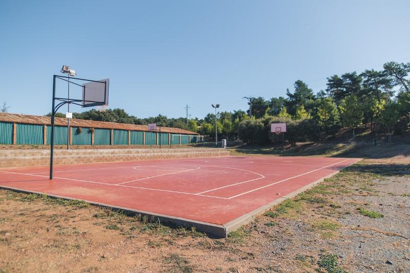 pista de baloncesto para que los jovenes practiquen este deporte en el campamento de verano en tarragona