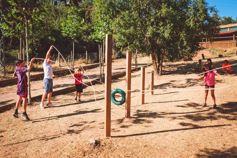 Grupo de niños realizando una actividad durante el campamento de verano en tarragona