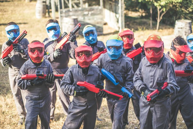 Grupo de niños preparados para empezar su partida de paintball en el campamento de verano en tarragona