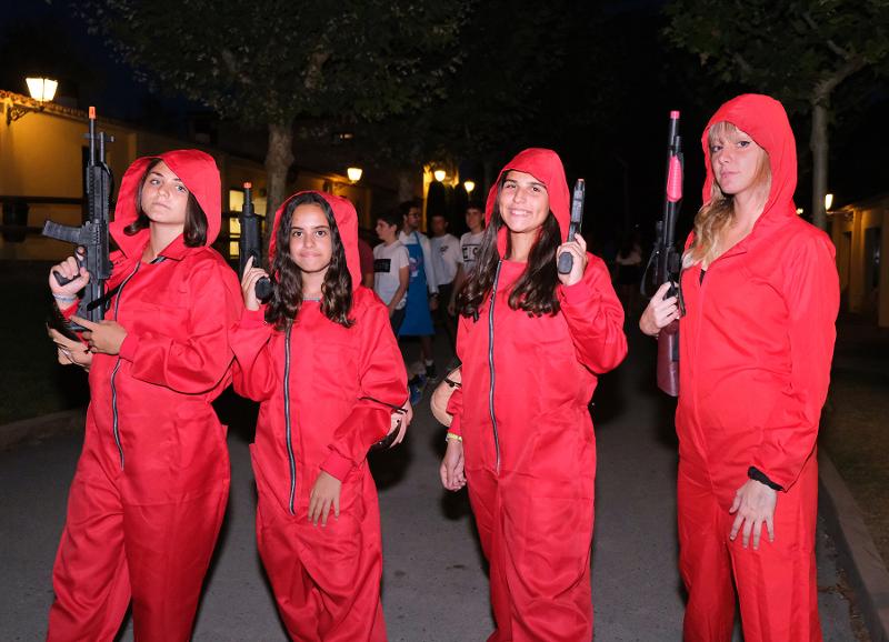 Grupo de jovenes disfrazadas de pistoleras en los juegos tematicos del campamento de verano en tarragona