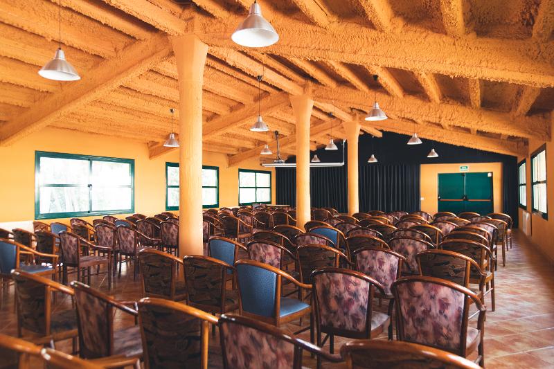 Salon de actos para las clases de actuacion del campamento de verano en tarragona