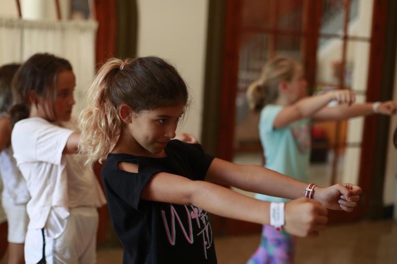 niña practicando la coreografía de las clases de baile del campamento verano baile